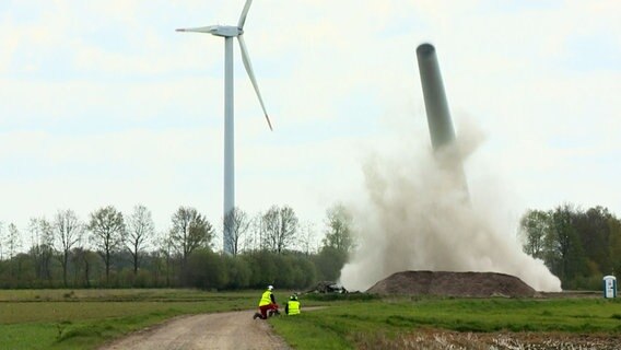 Ein Windrad wird in einem Windpark in Rhede gesprengt. © NDR 