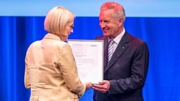 Oberbürgermeisterin Katharina Pötter (l) überreicht Bundespräsident a. D. Christian Wulff die Ehrenbürgerwürde der Stadt Osnabrück. © dpa-Bildfunk/David Inderlied/dpa Foto: David Inderlied