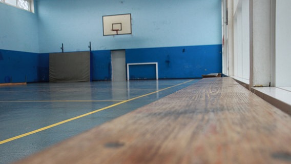 Das Bild zeigt eine leere Sporthalle. © NDR Foto: Kora Blanken