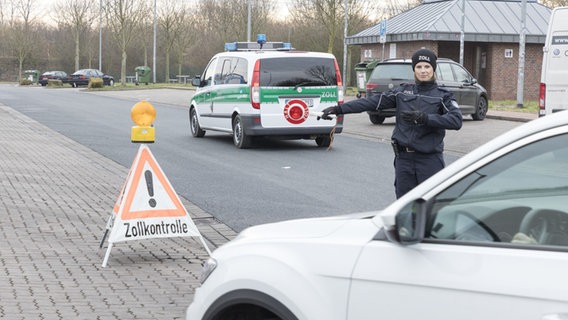 Eine Zollbeamtin kontrolliert ein Fahrzeug. © Hauptzollamt Osnabrück 