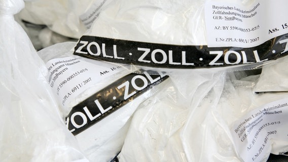 Beschlagnahmtes Kokain ist mit Zoll-Aufklebern versehen. © Hauptzollamt Osnabrück 