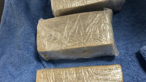 Vom Hauptzollamt Osnabrück beschlagnahmte Päckchen mit Kokain und Amphetaminen. © Hauptzollamt Osnabrück 
