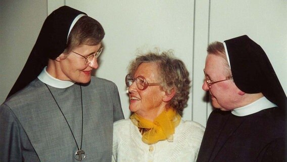 Die ehemalige Zwangsarbeiterin Tatjana S. steht zwischen zwei Nonnen. Die ehemalige Zwangsarbeiterin Tatjana S. steht zwischen zwei Nonnen. © Diözesanmuseum/ Hermann Queckenstedt Foto: Hermann Queckenstedt