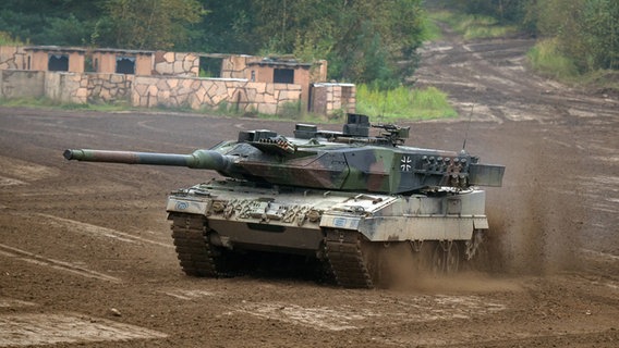 Ein Kampfpanzer vom Typ Leopard 2A6 fährt bei Munster auf einem Übungsplatz. © picture alliance/dpa | Philipp Schulze Foto: Philipp Schulze/dpa