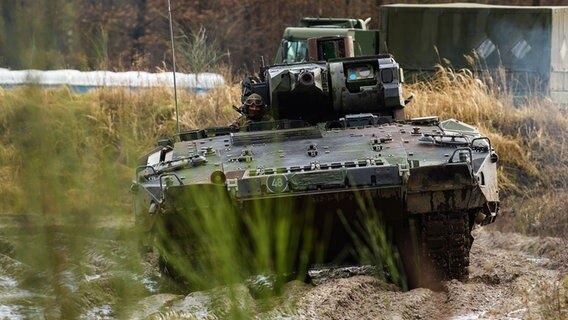 Ein Schützenpanzer vom Typ Puma der Bundeswehr fährt während einer Vorführung über den Übungsplatz. © picture alliance/dpa | Philipp Schulze Foto: Philipp Schulze