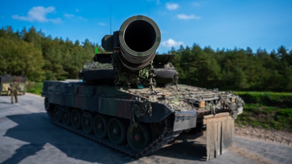 Ein Kampfpanzer der Bundeswehr vom Typ „Leopard 2 A7V“ steht auf einem Übungsplatz. © picture alliance/dpa Foto: Philipp Schulze