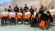 18 Athletinnen und Athleten aus Niedersachsen sind bei den Paralympics dabei. Viele von ihnen wurden am Dienstag vor ihrer Abreise offiziell verabschiedet. © NDR Foto: Tobias Hartmann