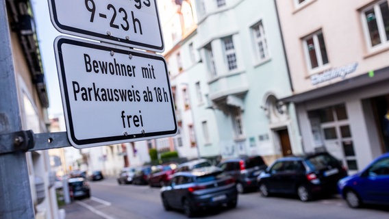 Ein Schild mit der Aufschrift "Bewohner mit Parkausweis frei" kennzeichnet eine Zone mit Anwohnerparkberechtigungen in der Innenstadt. © picture alliance/dpa Foto: Philipp von Ditfurth