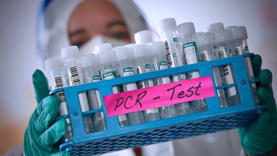 Eine Laborantin hält einen Träger mit Proben für einen PCR-Test. © picture alliance / SVEN SIMON | Frank Hoermann / SVEN SIMON Foto: Sven Simon