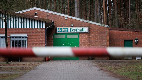 View of a closed barrier in front of a rifle club (Festhalle).  A 19-year-old woman was violently killed nearby on Sunday night.  © dpa Photo: Friso Gentsch