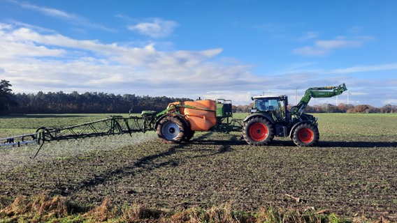 Ein Traktor bringt Pflanzenschutzmittel auf ein Feld. © NDR Foto: Birgit Stamerjohanns