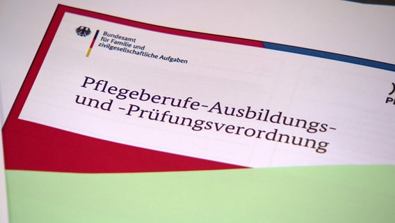 "Pflegeberufe-Ausbildungs- und Prüfungsverordnung" steht auf einer Mappe. © NDR 