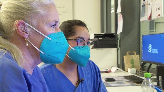 Pflegekräfte am PC in einem Krankenhauses. Durch Pflegekräfte aus Mexiko soll der Personalmangel behoben werden. © NDR 