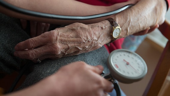 Eine Bewohnerin der Seniorenwohnanlage Ludwigstift bekommt den Blutdruck gemessen. © dpa-Bildfunk Foto: Marijan Murat