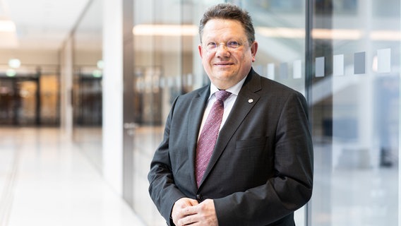 Andreas Philippi (SPD), Gesundheitsminister von Niedersachsen, steht nach seiner Vorstellung im Landtag. © dpa Foto: Moritz Frankenberg