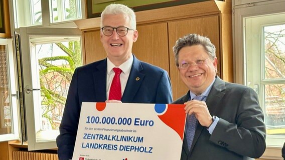 Gesundheitsminister Andreas Philippi (CDU) überreicht einen Förderbescheid in Höhe von 100 Millionen Euro. © Niedersächsisches Ministerium für Soziales, Arbeit, Gesundheit und Gleichstellung 