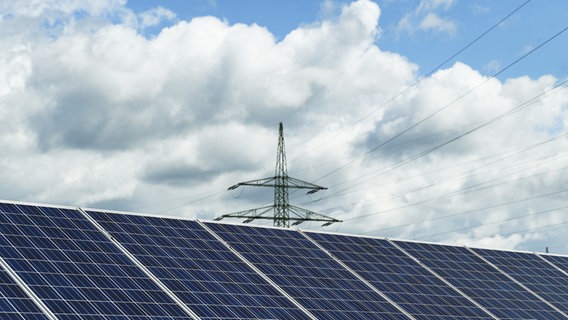 Blick auf eine Photovoltaik-Anlage auf einem Feld. © picture alliance/ROBERT JAEGER/APA/picturedesk.com Foto: Robert Jaeger