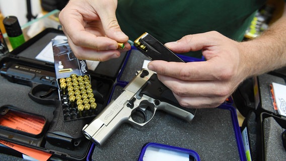 In einem Waffengeschäft wird das Magazin einer Schreckschusspistole vom Typ "Walther P88 Compact Kaliber 9mm PAK" mit Schreckschusspatronen geladen. In einem Waffengeschäft wird das Magazin einer Schreckschusspistole vom Typ "Walther P88 Compact Kaliber 9mm PAK" mit Schreckschusspatronen geladen. © picture alliance/dpa/Uli Deck Foto: Uli Deck