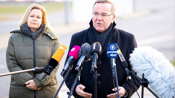 Nancy Faeser (SPD), Bundesinnenministerin, und Boris Pistorius (SPD), Verteidigungsminister, geben am Fliegerhorst Wunstorf in der Region Hannover ein Pressestatement zur Lage nach Erdbeben in der Türkei ab. © dpa Foto: Moritz Frankenberg