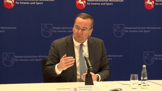 Innenminister Boris Pistorius spricht bei einer Pressekonferenz. © NDR 