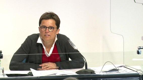 Regierungssprecherin Anke Pörksen spricht bei der Landespressekonferenz. © NDR 