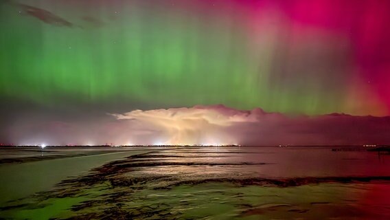 Polarlichter sind am Himmel über Dangast zu sehen. © NDR Foto: Sylvia Hütt