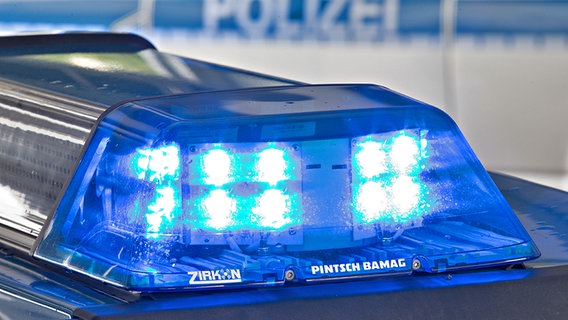 Ein Blaulicht befindet sich auf einem Polizeiwagen. © picture alliance / dpa Foto: Friso Gentsch