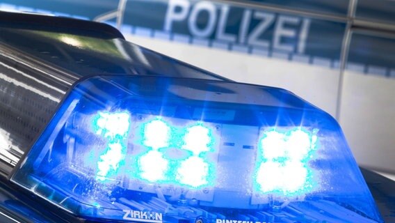 Ein Blaulicht auf einem Polizeiwagen, im Hintergrund ein weiterer Polizeiwagen. © picture alliance/dpa Foto:  Friso Gentsch
