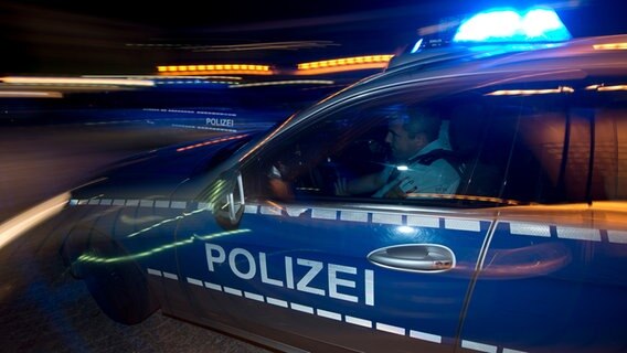 Eine Polizeistreife fährt in der Nacht zu einem Einsatz. © picture alliance/dpa/Patrick Seeger Foto: Patrick Seeger
