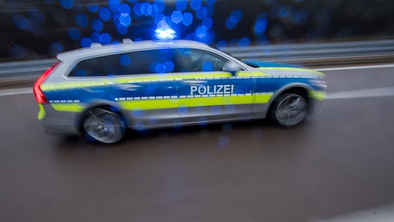Ein Polizeiauto fährt auf einer Autobahn. (Symbolbild) © dpa Foto: Jens Büttner