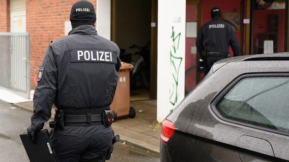 Polizeibeamte durchsuchen ein Gebäude. © picture alliance/dpa/Rainer Jensen Foto: Rainer Jensen