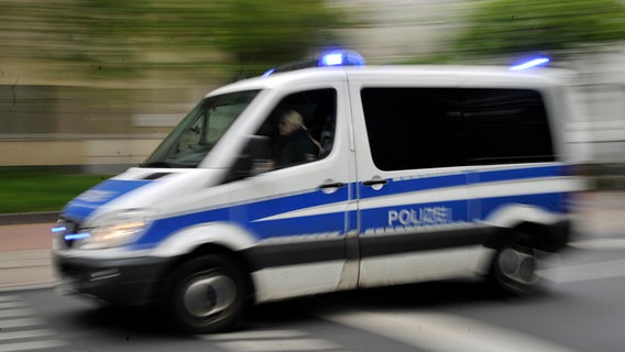 Ein Polizeiwagen fährt eine Straße entlang. © picture alliance/dpa/Marius Becker Foto: Marius Becker