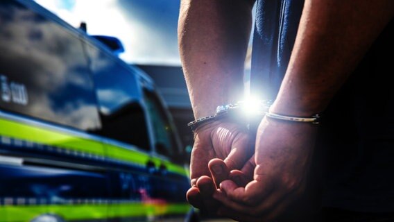 Eine Person wird durch die Polizei festgenommen © picture alliance/Fotostand/ K. Schmitt 