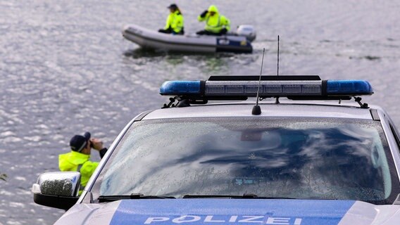 Polizisten sitzen in einem Boot auf dem Wasser. © picture alliance/dpa/dpa-Zentralbild | Tino Plunert Foto: Tino Plunert