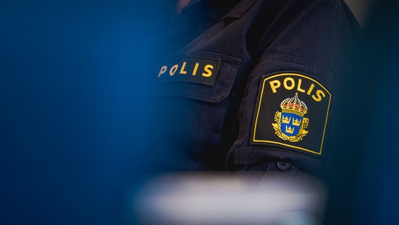 Polizeiabzeichen auf der Uniform der schwedischen Polizei. © picture alliance / TT NYHETSBYRÅN | Tim Aro/TT Foto: Tim Aro/TT