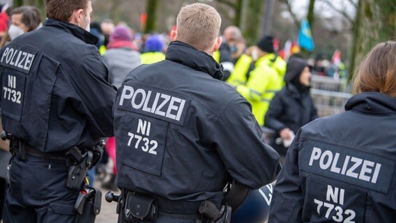 Polizisten sperren einen Bereich bei einer Demonstration ab. © dpa-Bildfunk Foto: Lino Mirgeler