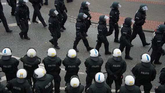 Zahlreiche Polizeikräfte bei einer Demo in Hannover. © picture alliance 