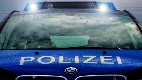 Ein Einsatzfahrzeug der Polizei mit Blaulicht von vorne. © picture alliance / Fotostand | Fotostand / K. Schmitt Foto: K. Schmitt