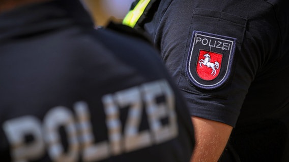 Zwei Polizisten stehen in Uniform nebeneinander. © picture alliance / Maximilian Koch | Maximilian Koch Foto: Maximilian Koch
