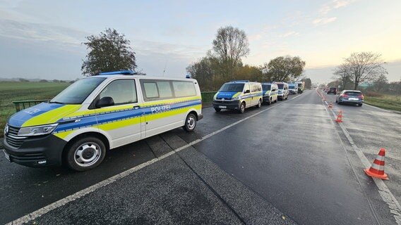 Polizeifahrzeuge auf der B 210. Die Polizei hat dort den Schwerlastverkehr kontrolliert. © Polizeiinspektion Wilhelmshaven/Friesland 