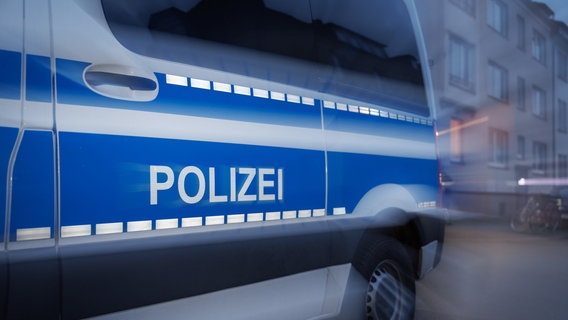 Ein Fahrzeug der Polizei steht in Osnabrück auf einer Straße. © picture alliance/dpa Foto: Friso Gentsch