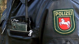 Polizeifunkgerät steckt in der Brusttasche © dpa/Picture-Alliance Foto: Holger Hollemann