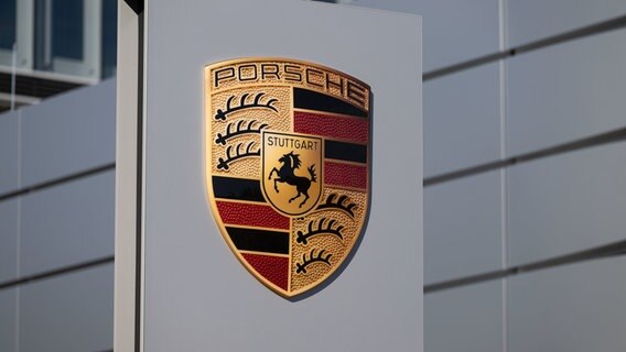 Das Logo des Autobauers Porsche ist an einem Display des Porsche-Zentrum Stuttgart zu sehen. © dpa-Bildfunk Foto: Marijan Murat