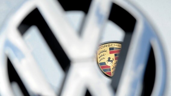 Das Logo von Volkswagen vor dem Porsche-Logo © picture alliance/dpa Foto: Franziska Kraufmann