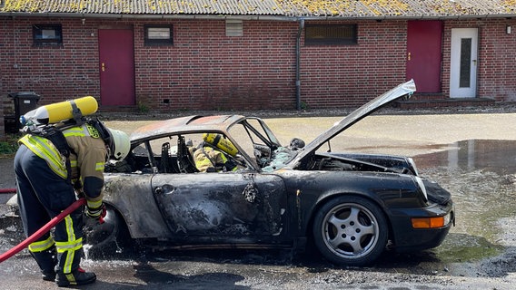 Ein ausgebrannter Porsche in Neuenkirchen im Landkreis Heidekreis. © Polizeiinspektion Heidekreis 