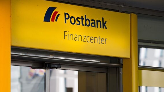 Schriftzug "Postbank Finanzcenter". © picture alliance/Fotostand Foto: Fotostand / Gelhot