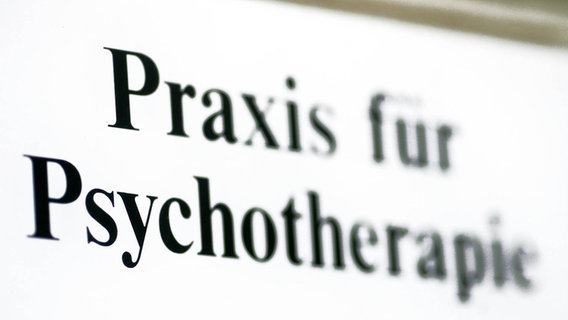 Ein Schild weist auf eine Praxis für Psychotherapie hin. © picture alliance/dpa Foto: picture alliance/dpa/dpa-Zentralbild | Jens Wolf