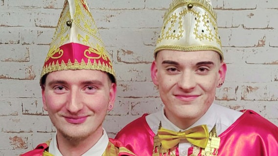 Das Prinzenpaar eines Karnevals posiert für die Kamera. © NDR 