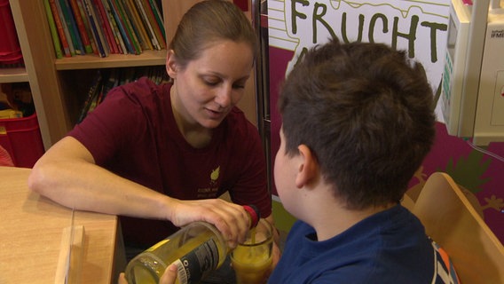 Die Kinder können die Cocktailzutaten bestimmen und bekommen einen Shaker zum Mixen. Die Kinder können die Cocktailzutaten bestimmen und bekommen einen Shaker zum Mixen. © NDR