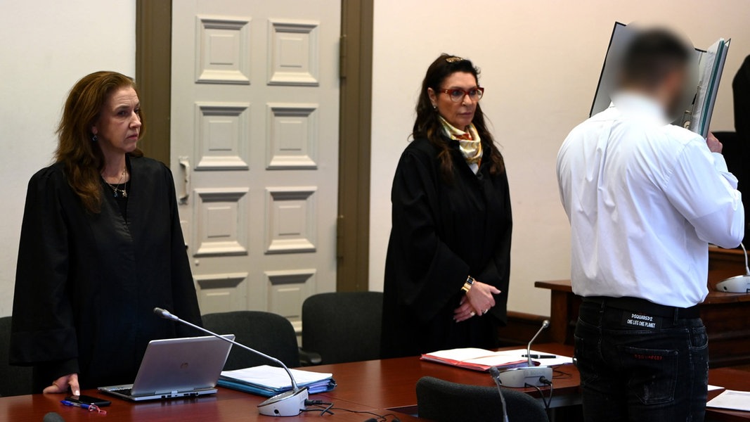 Der Angeklagte (r-l) steht neben seinen Anwältinnen Jutta Heck und Bettina von Hindte zu Beginn eines Prozesses wegen Freiheitsberaubung, Vergewaltigung und Körperverletzung in einem Gerichtssaal im Strafjustizgebäude.